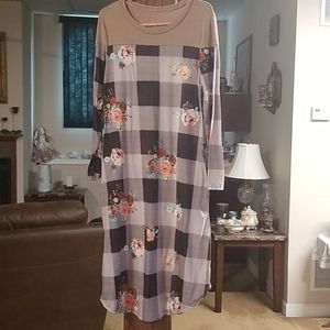 Long sleeve floral & flannel patterned midi dress